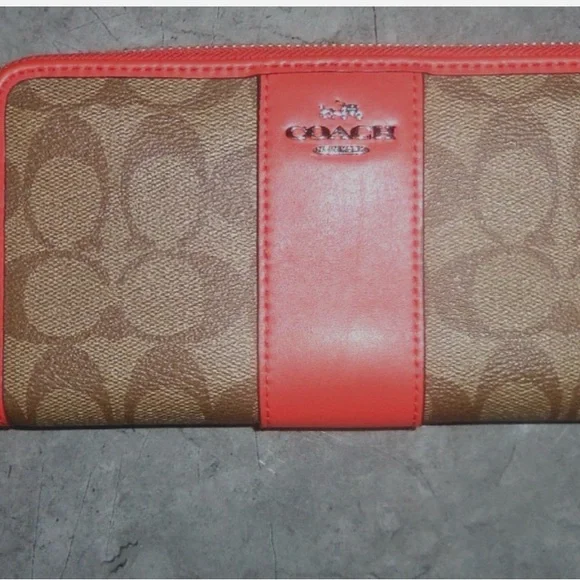 Coach Accordion Zip Signature Wallet Clutch EUC - Picture 2 of 7